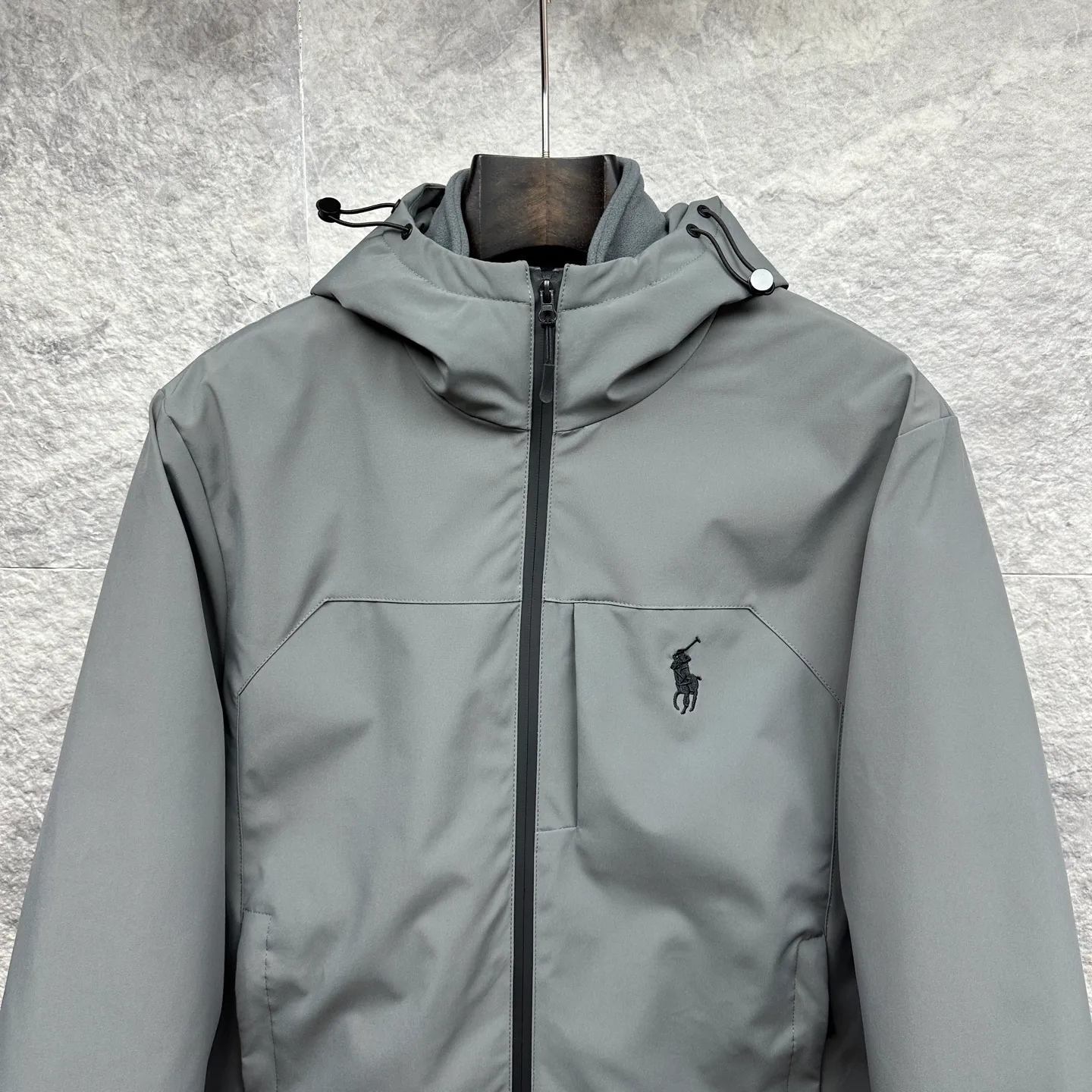 P490 Ralph Lauren 2025 new embroidered logo three-in-one jacket for couples, cotton jacket 💯Made of polyester fiber composite waterproof fabric, polar fleece liner, popular Internet celebrity style, exquisite craftsmanship, waterproof treatment of fabric, windproof and cold-resistant, excellent breathability, comfortable and versatile jacket, fashionable and versatile, same style as Internet celebrity, ingenious style, simple and fashionable, same style for men and women Original main wheat washed tag moisture-proof paper packaging 👍 Size: M—3XL Color: black gray